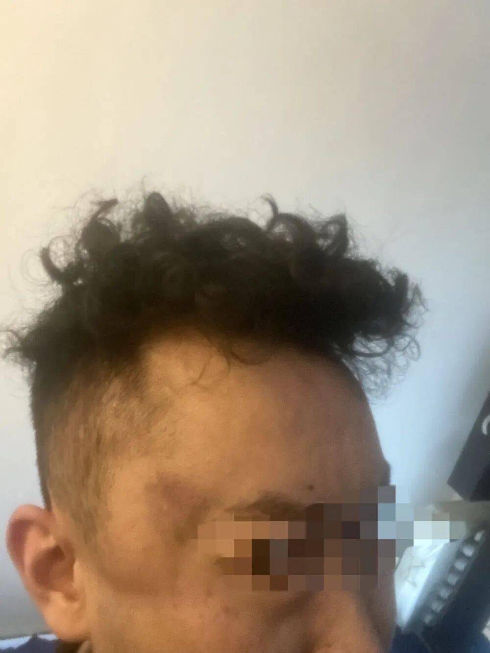 母亲派出所里遭民警责骂,男子插话后被拖进女厕群殴!涉案警员公开受审