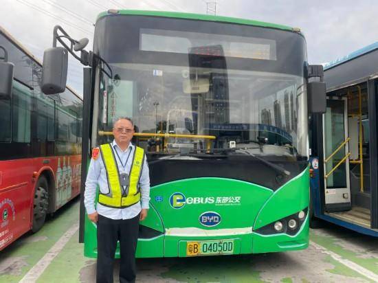 “深圳公交放慢车速等奔跑母子”全网刷屏，司机找到了