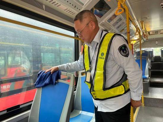 “深圳公交放慢车速等奔跑母子”全网刷屏，司机找到了