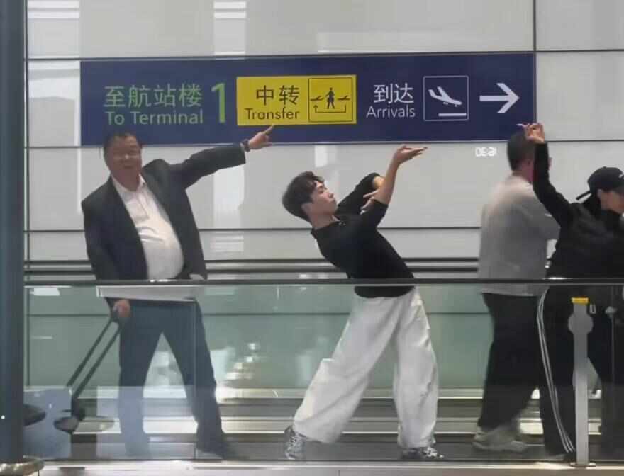 “大叔不理解但照做”走红 本人回应：被氛围感染后就加入了