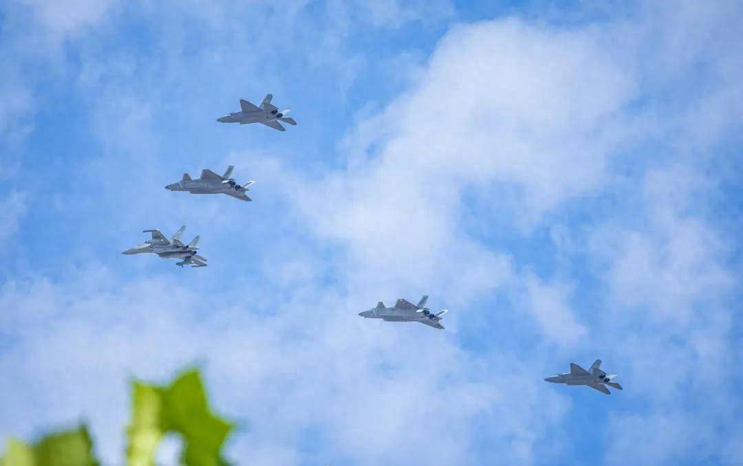 福建舰入列后,世界最强踹门小队也来了:打头的不是歼-20和歼-35