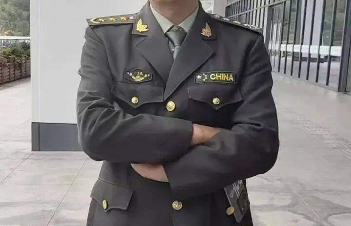 男子身着“上将军装”，声称“身份保密”，警方：何某某编造军人身份被拘留，“为在新女友面前塑造良好形象”