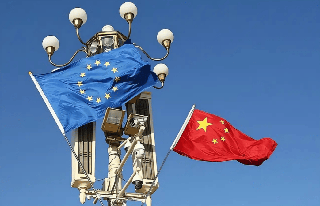 英媒破防，驳斥中国人看不起欧洲，像“年老色衰的妃子”不接受被美国“帝王”抛弃