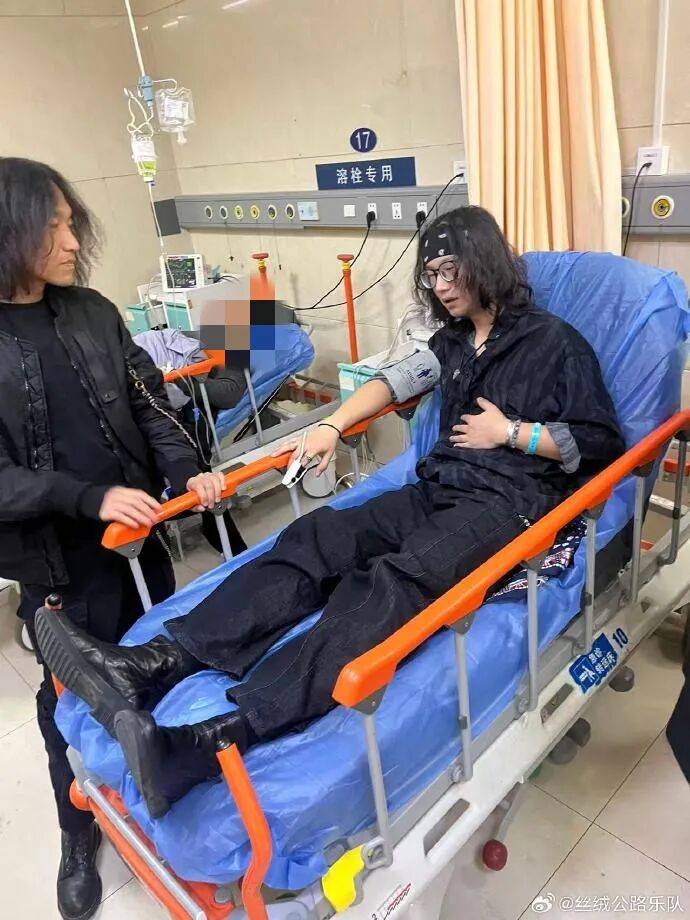 突发！知名音乐人摔下舞台，断了6根肋骨！