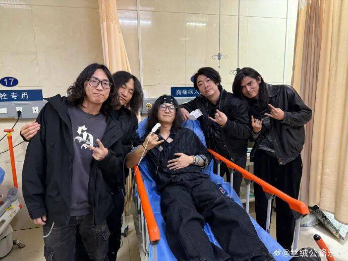 突发！知名音乐人摔下舞台，断了6根肋骨！