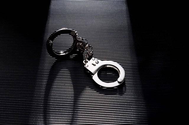 17岁女孩被继父强奸时不敢反抗,曾目睹其家暴生母 法院:继父构成强奸罪