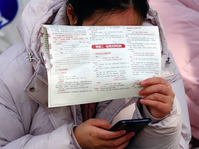 中年失业的地产人，挤进考公“复活赛”
