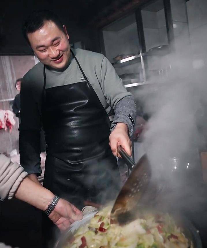 上千网友到合川帮女孩杀猪，车子从村头停到了村尾，主厨：这么多张嘴挂身上，压力太大了