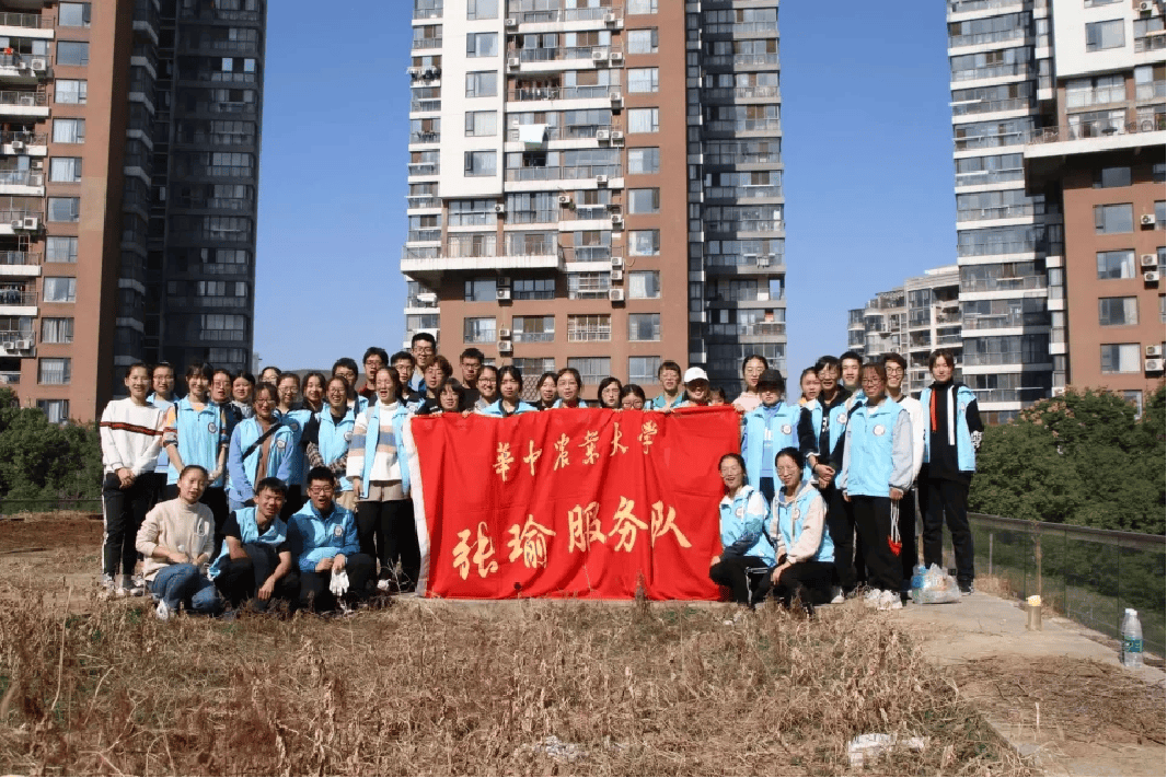 “替英雄同学尽孝”，大学生们坚持15年......