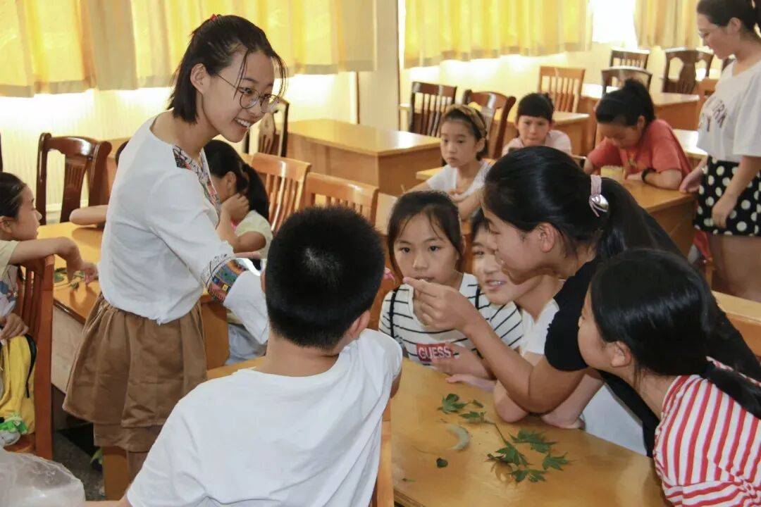 “替英雄同学尽孝”，大学生们坚持15年......