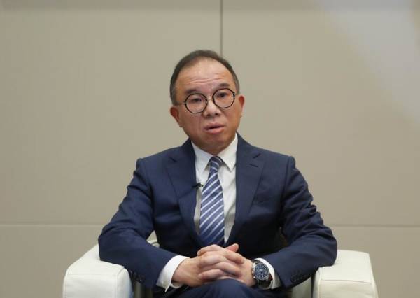 国务院决定：免去曾国卫香港特别行政区政府政制及内地事务局局长职务