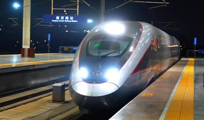 全程1318公里，中间只停一站！探访京沪间最快列车