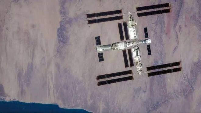 载人登月火箭，海上软着陆成功！不是美国的SpaceX，是中国的长征十号