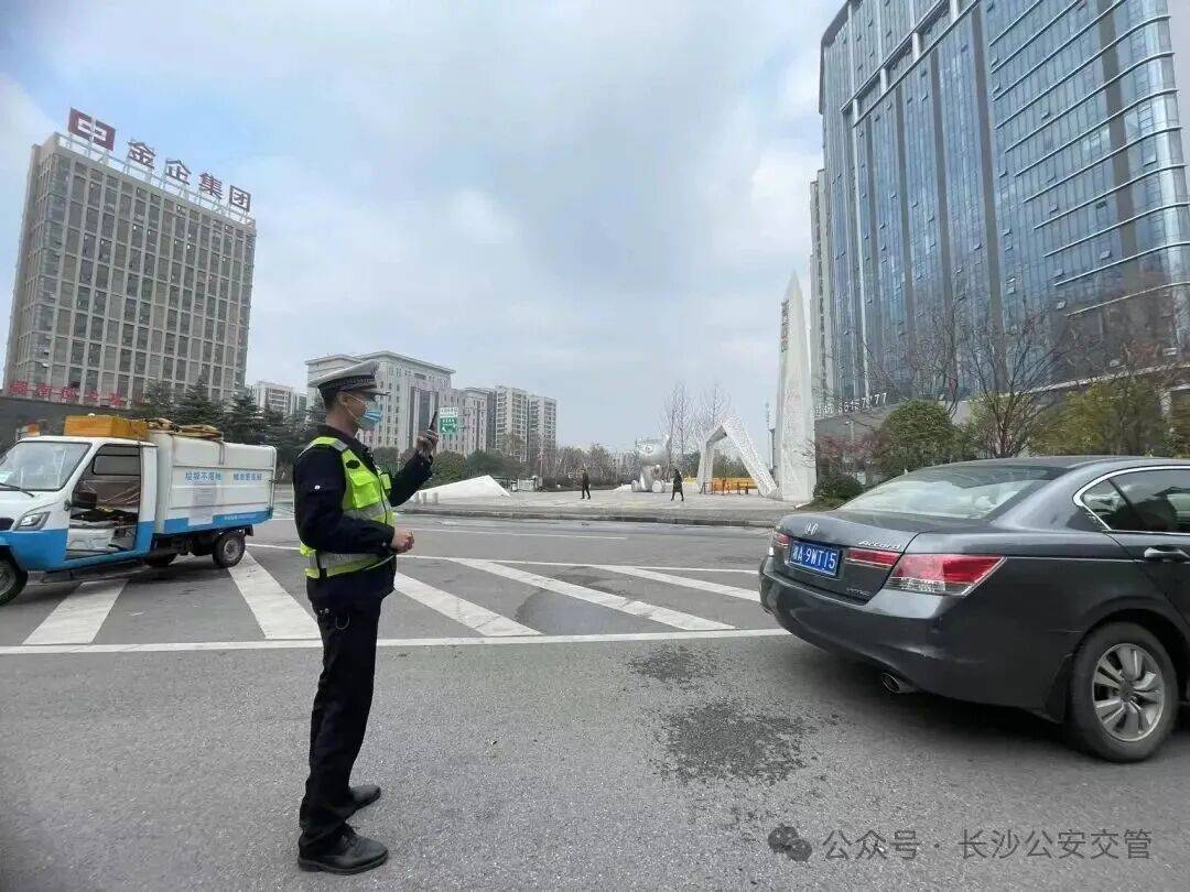 “我就停几分钟”也不行！交警提醒：这9种“随手停”通通算违停