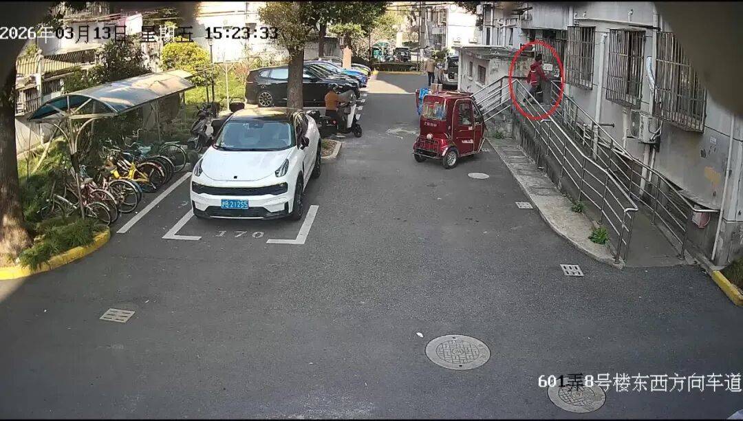 快递员将7999元的手机放门口，买家没收到！20多天后，手机自己“报警”了