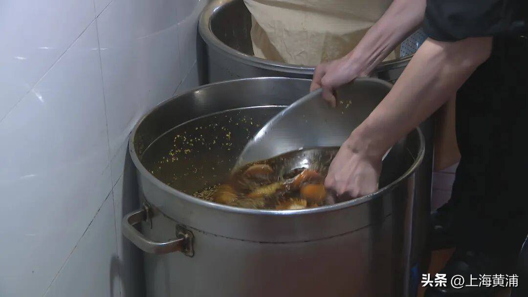 气温已超32度！为啥上海人顶着烈日也要排队？就为这口夏日专属“鲜味”，“吃了就觉得很爽”！