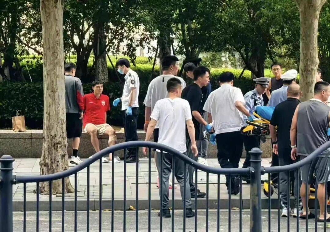 上海海港俱乐部证实，球员吾米提江被4S店员工驾驶试驾车辆操作不当撞伤