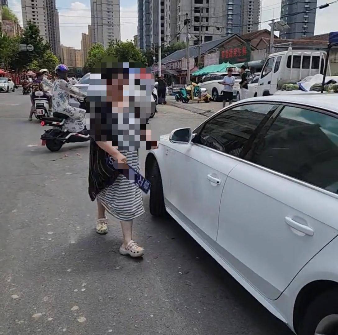 摊主称女顾客退瓜不成砸西瓜，所驾车辆前后车牌不一致 警方：涉事女子已在派出所，交管部门已介入