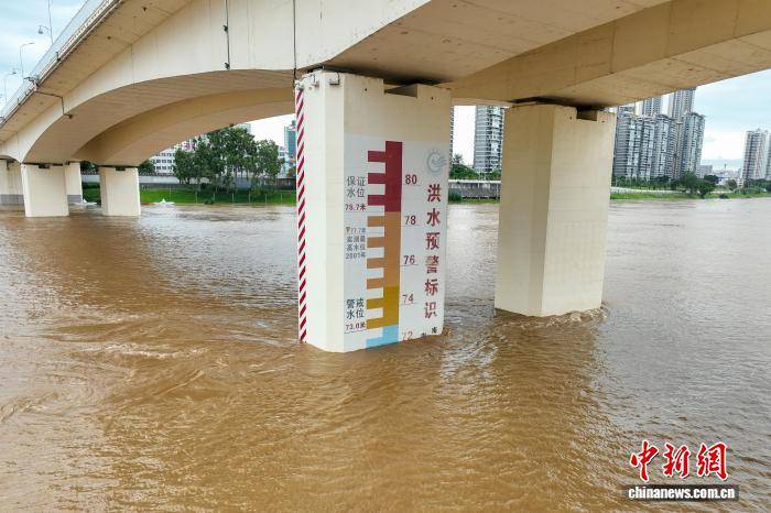 广西南宁：洪水来袭 邕江大堤关闸防洪