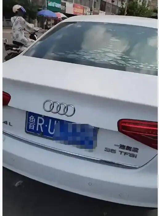 山东菏泽一白色奥迪前后车牌咋不一致?被发现后女司机将前车牌扔进驾驶室;当地交警:已采取措施,将公示处置结果