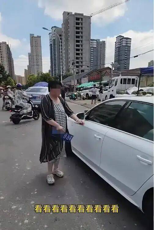 山东菏泽一白色奥迪前后车牌咋不一致?被发现后女司机将前车牌扔进驾驶室;当地交警:已采取措施,将公示处置结果