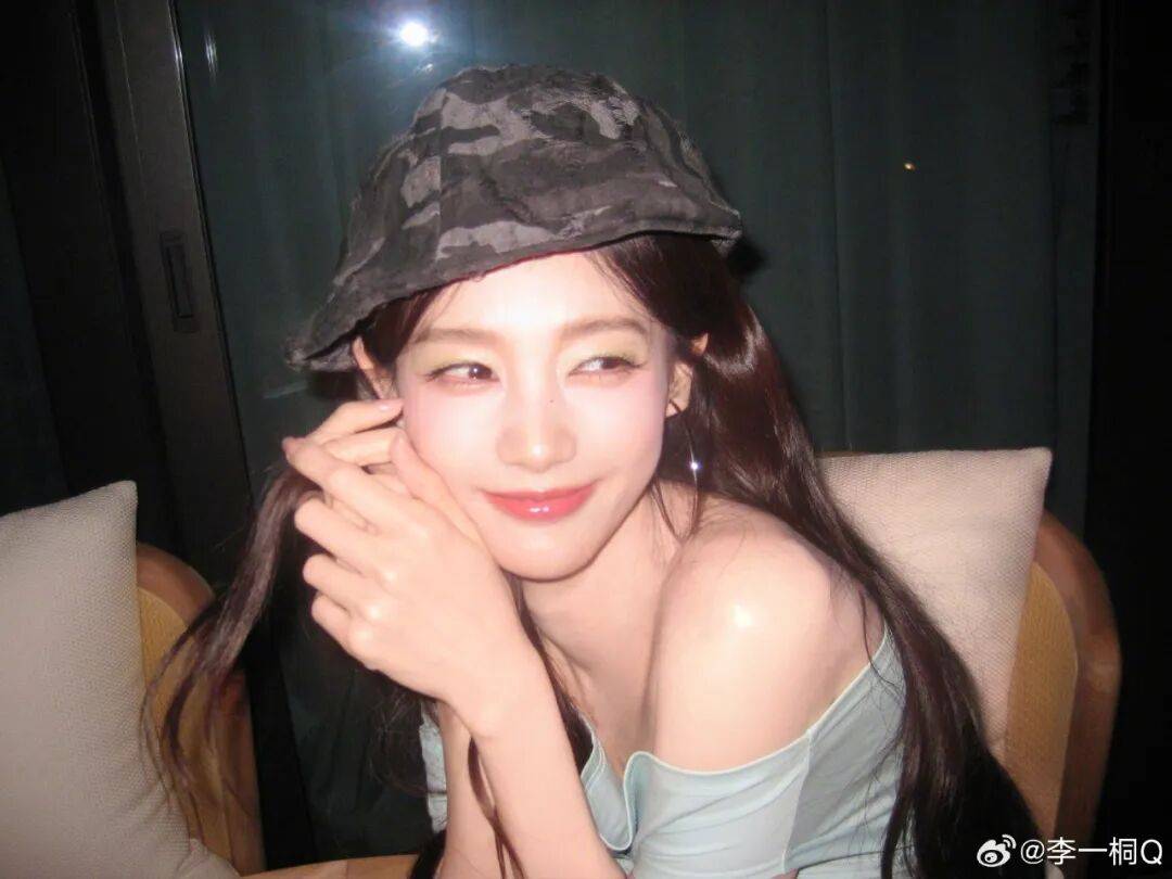 36岁女演员李一桐自曝北舞经历：曾报复性饮食，半年增重30斤，最胖110多斤；节目中轻松拿起8公斤哑铃水杯秀肌肉，“是不是练得不错”