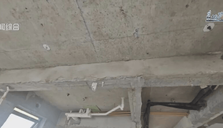 上海一小区住户拆掉自家7堵墙致整栋楼多户墙面开裂，相关部门检测为非承重墙，不会被判定为违规拆改；最新：多部门介入，将开展二次检测